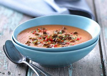 Hot rød suppe med rugbrødscroutoner