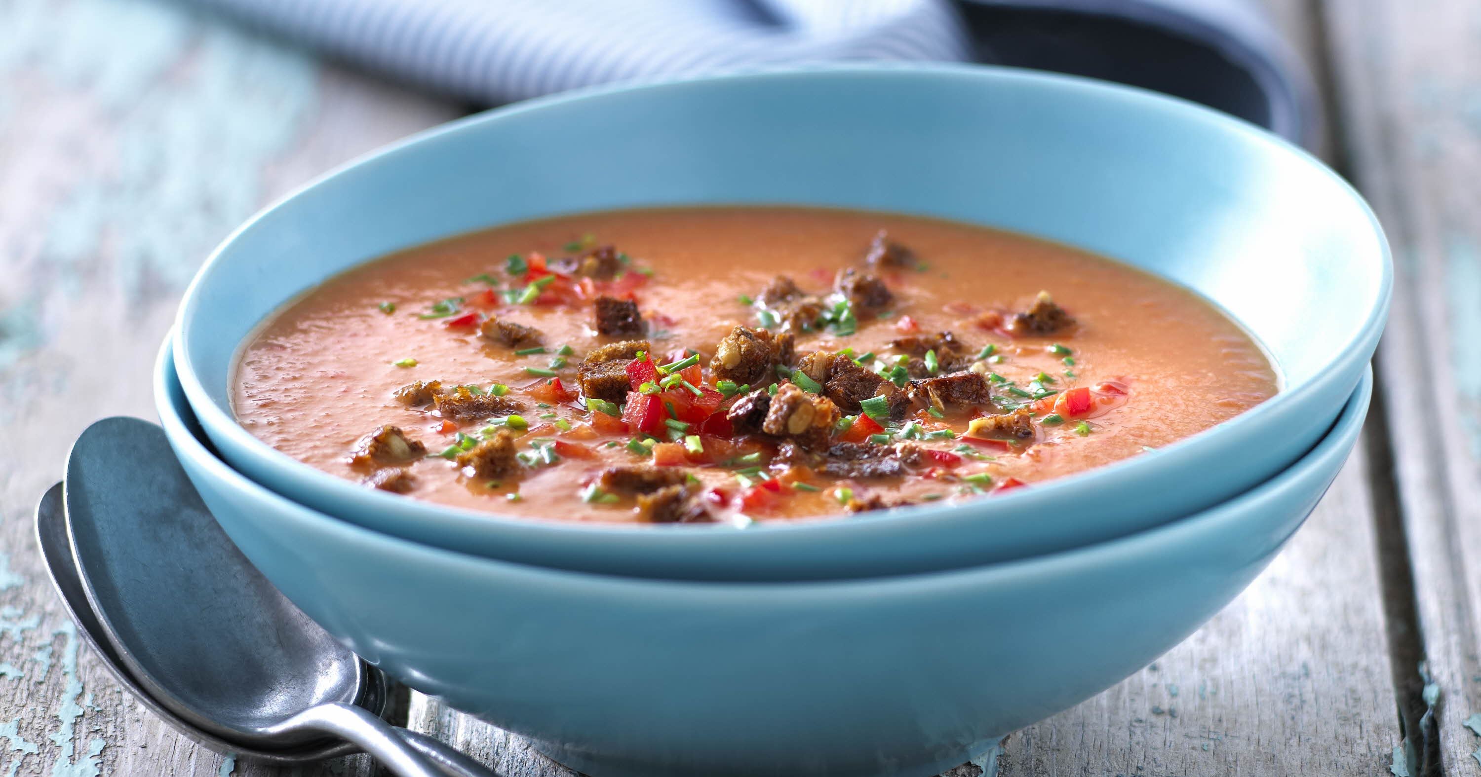 Hot rød suppe med rugbrødscroutoner