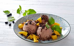 Chokoladeis med lakrids og mango