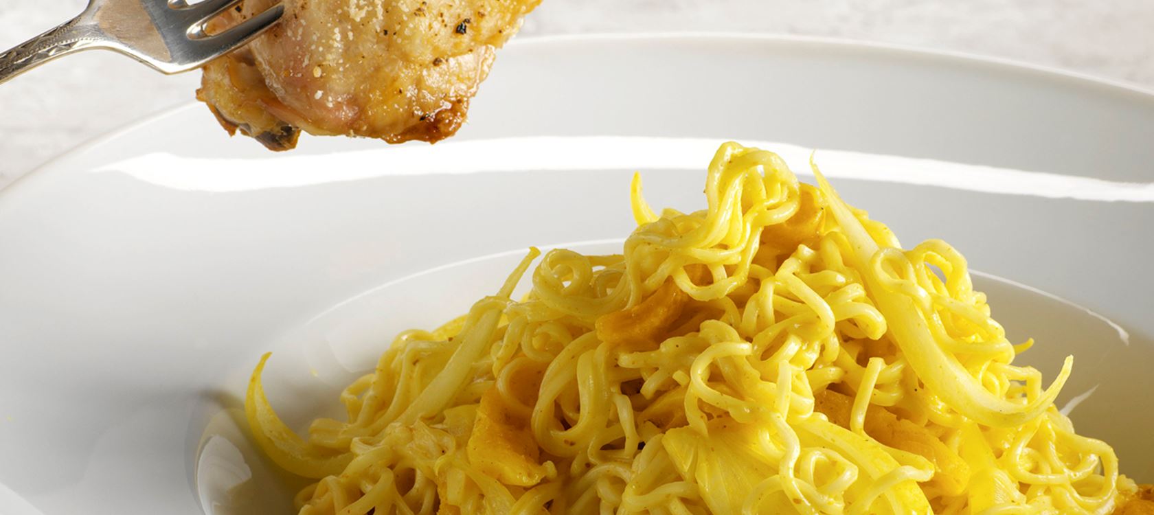 Aprikoosi-currykanaa ja nuudeleita