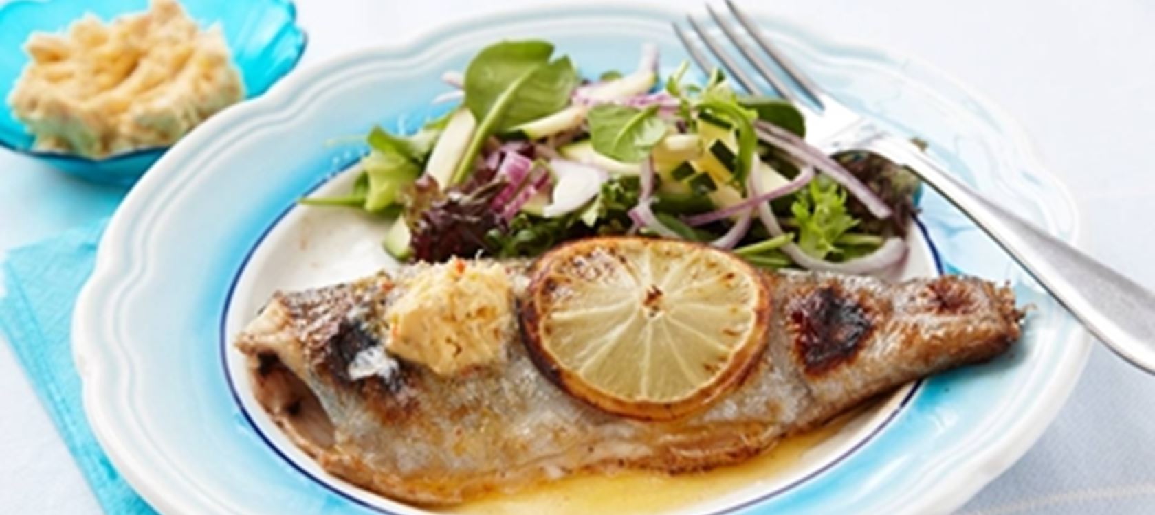 Grillattua kalaa ja maustevoita
