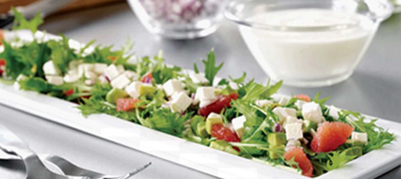 Rucola-salaattia ja verigreippiä