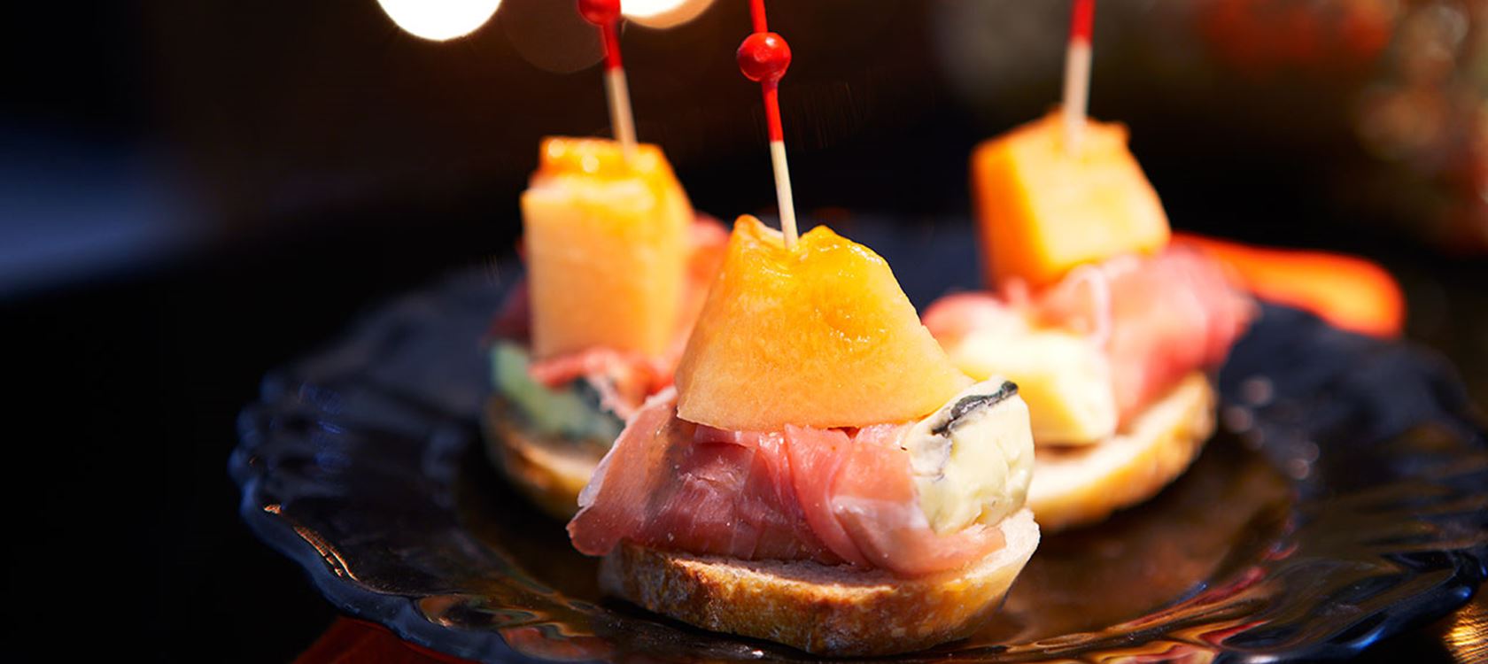 Juusto-serrano pincho –alkupalat