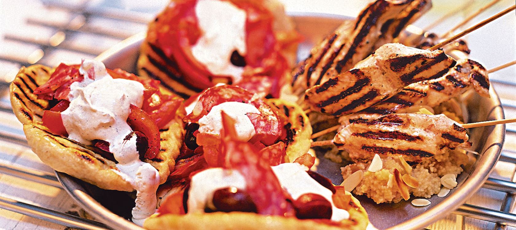 Marokkolaiset kebabit kuskusin kera