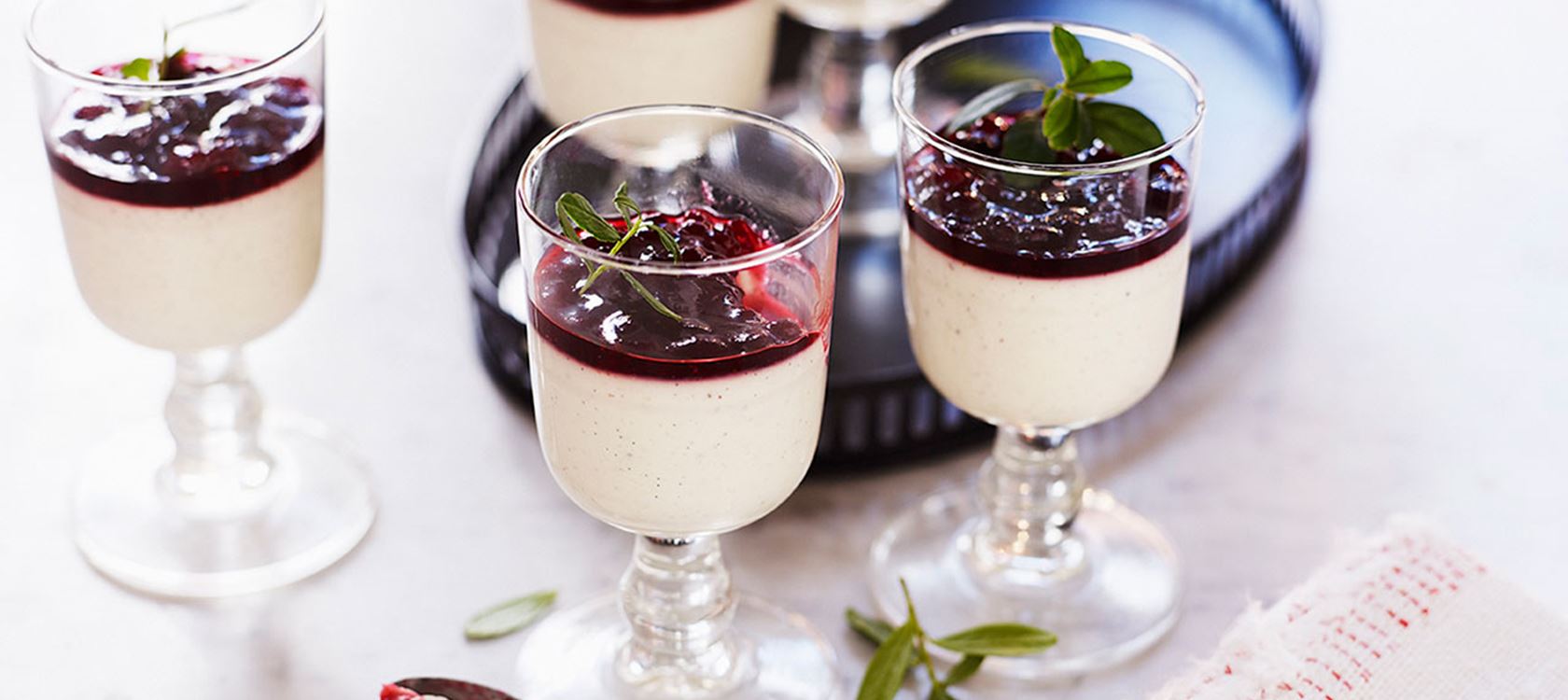 Kaneli-puolukka panna cotta