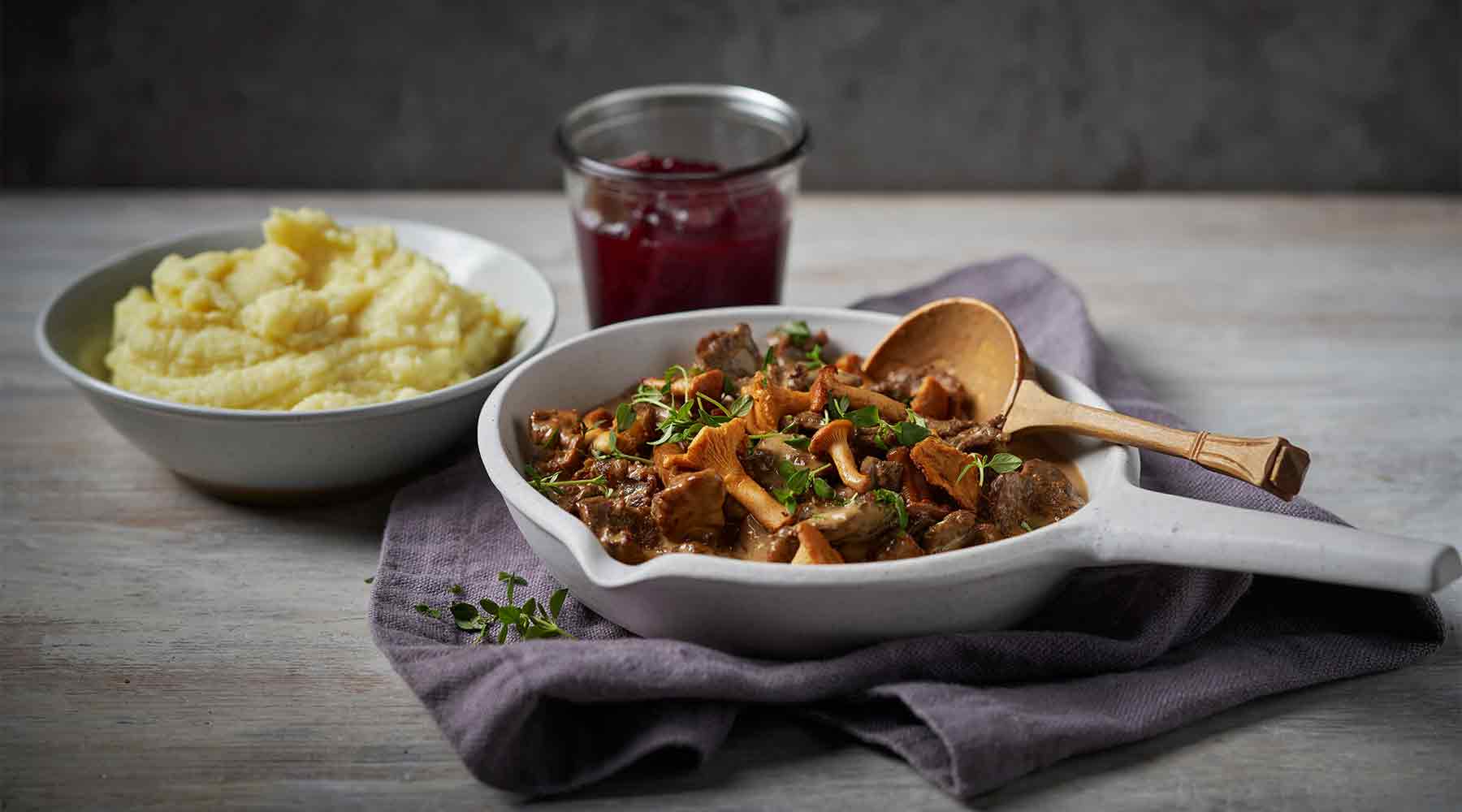 Kermainen poronkäristys-sienipannu