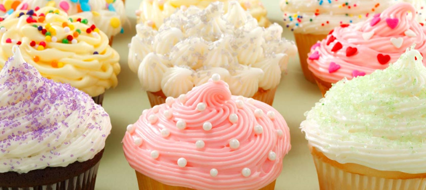 Värikäs cupcake-kuorrutus
