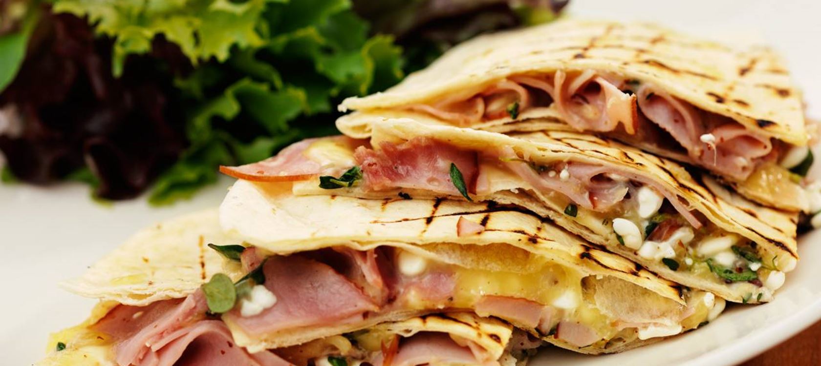 Quesadillat raejuustolla