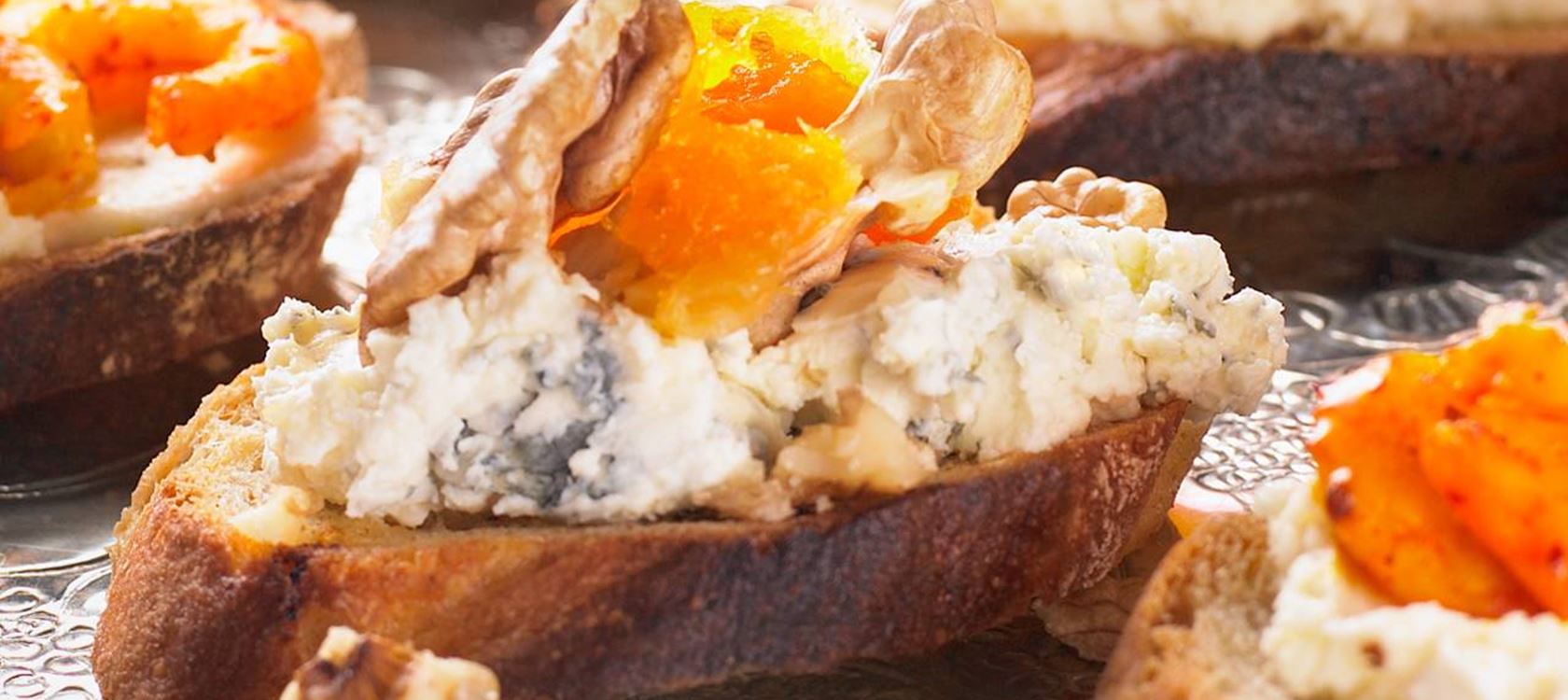 Homejuusto-saksanpähkinäcrostinit