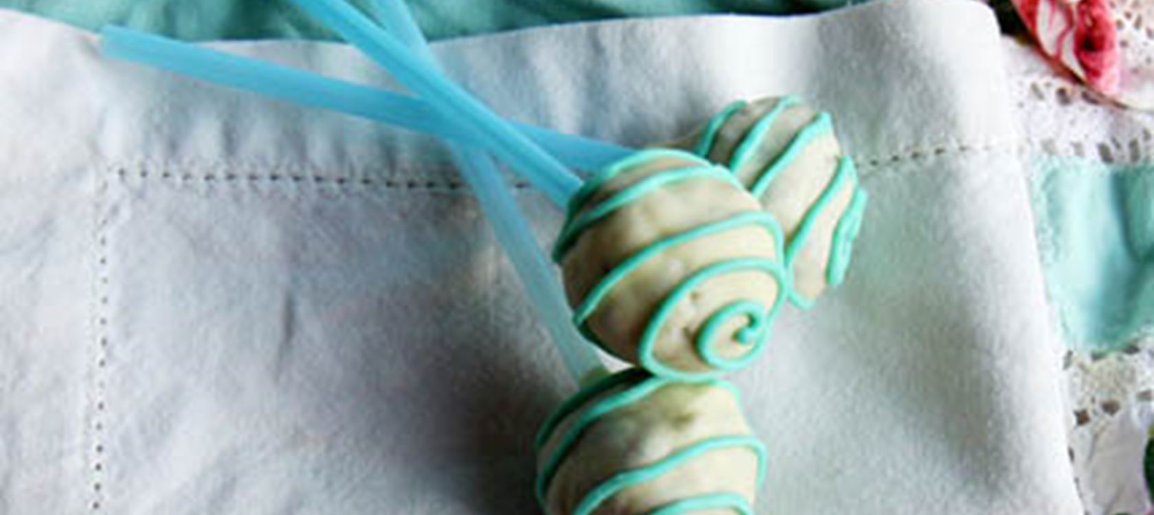Mustikka-valkosuklaa Cake Pops