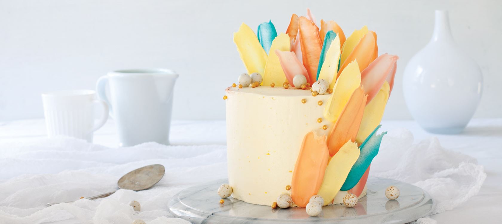 Pääsiäiskakku höyhenillä - brushstroke cake