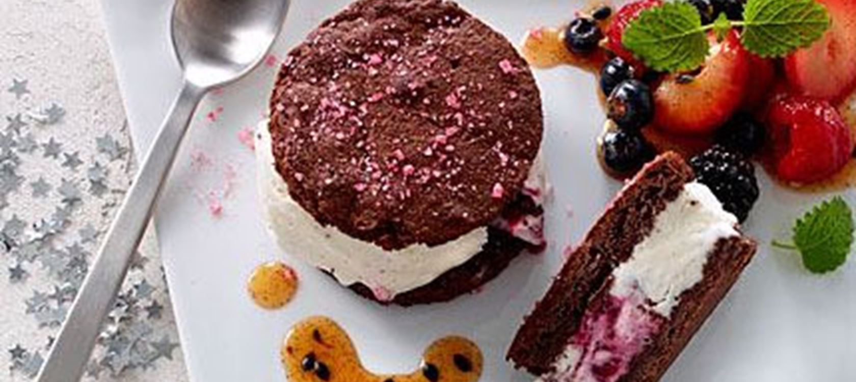 Täytetyt brownie-jäätelökeksit