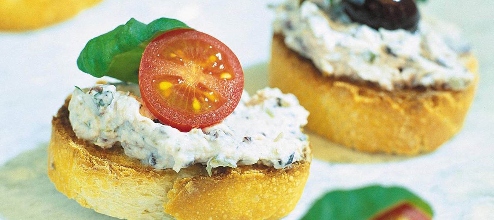 Oliivituorejuustolla päällystetyt crostinit