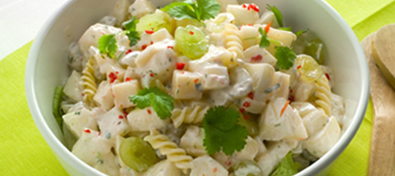 Hedelmäinen juusto-pastasalaatti