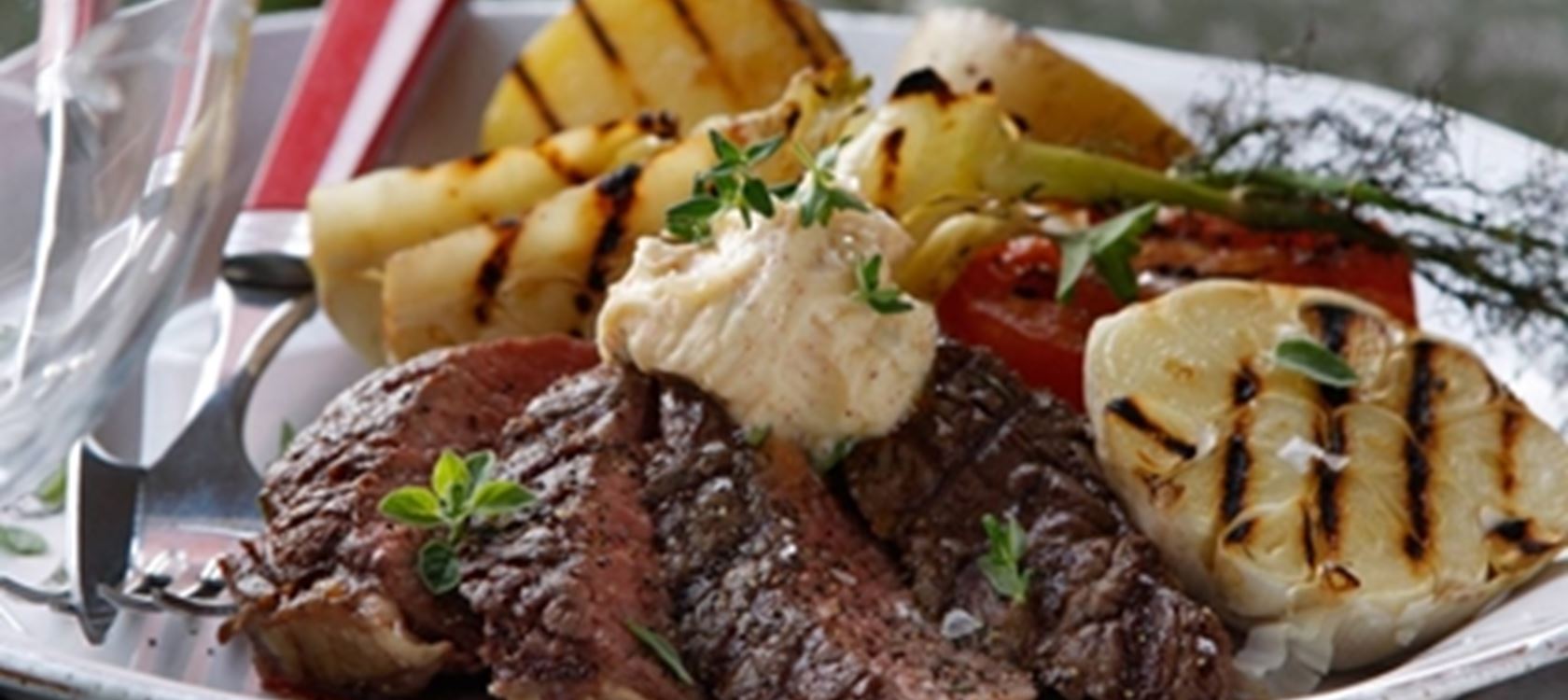 Grillattu entrecote ja yrttivoi