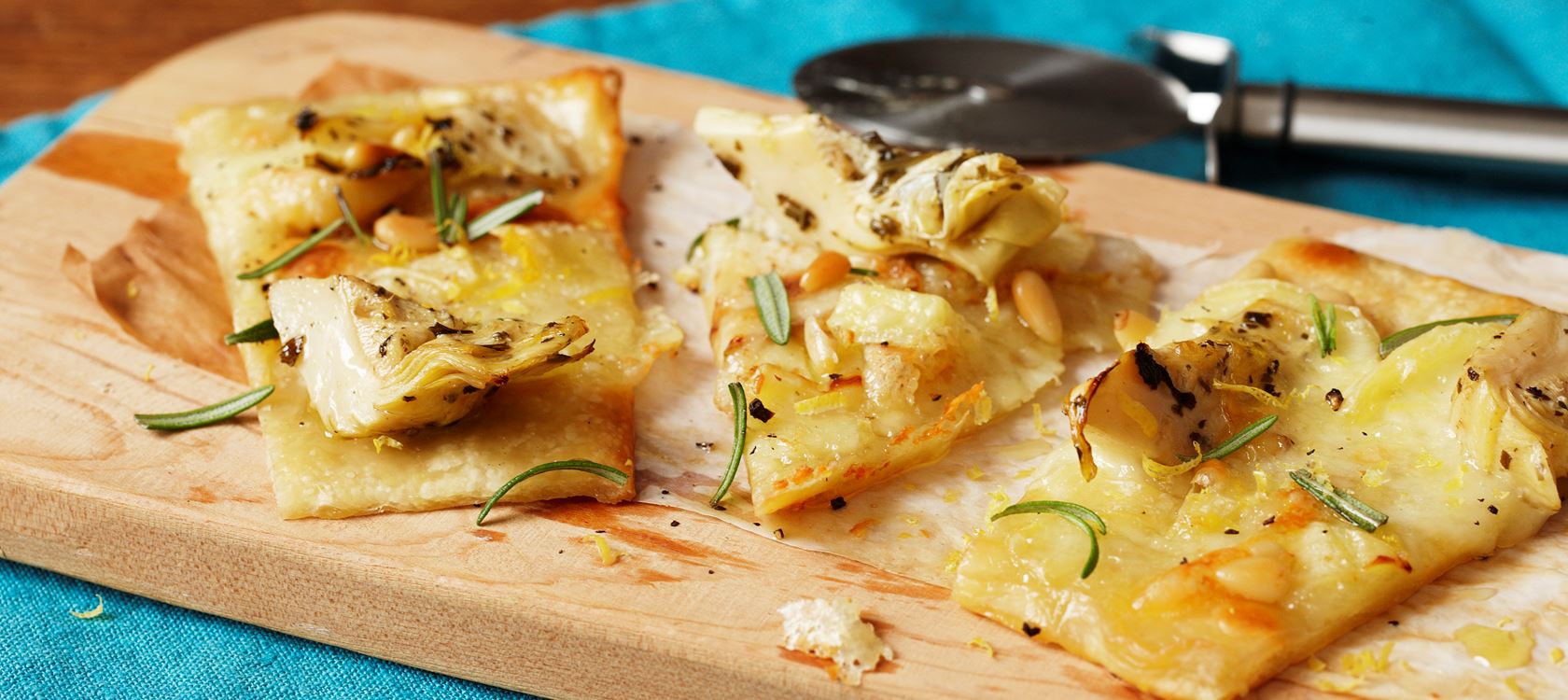 Pizza bianca latva-artisokka- ja tryffelijuustotäytteellä