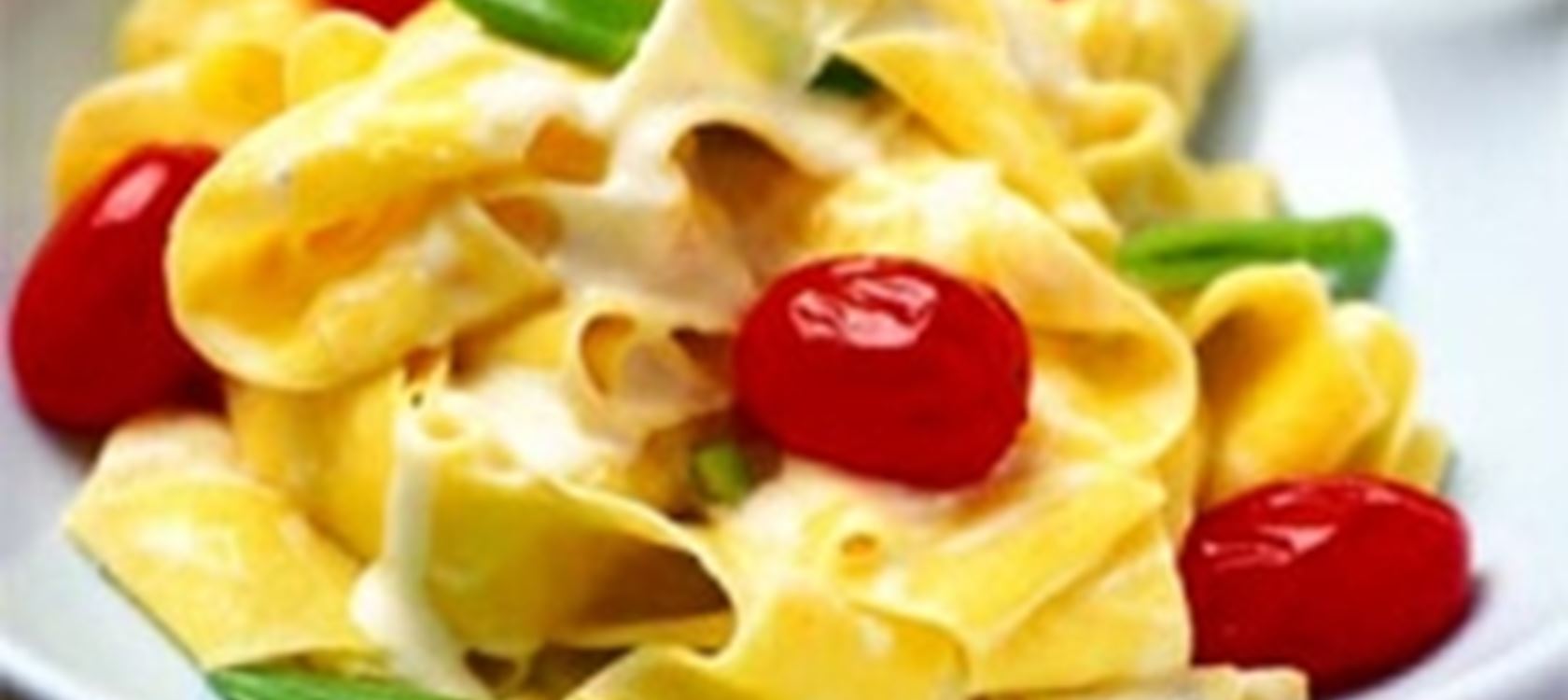 Sinihomejuustopasta ja kirsikkatomaatteja