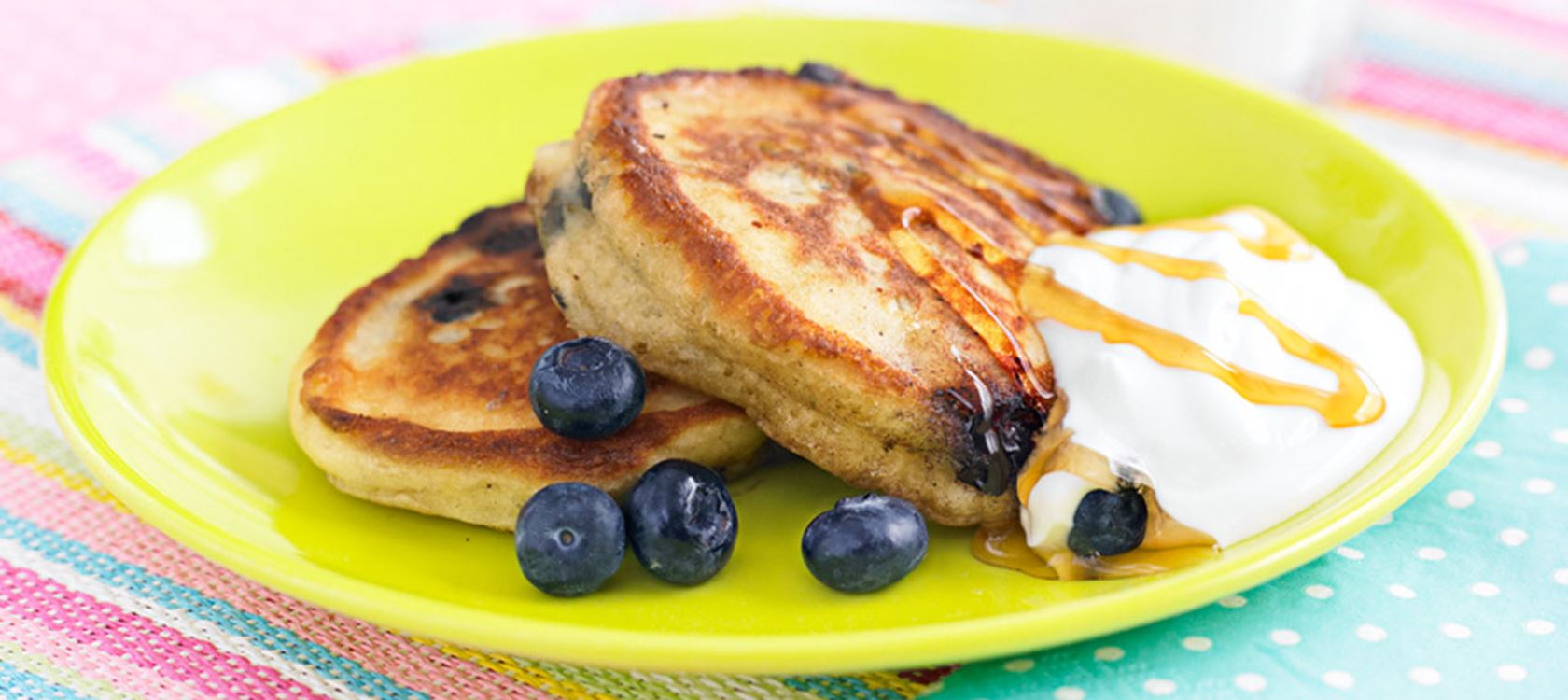 Amerikkalaiset pannukakut hedelmien ja marjojen kera