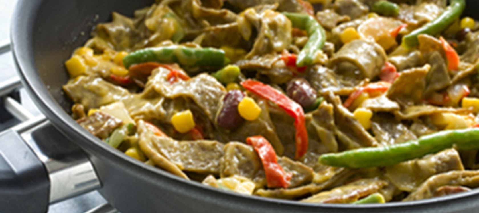 Juustoinen kebabliha-kasvispannu