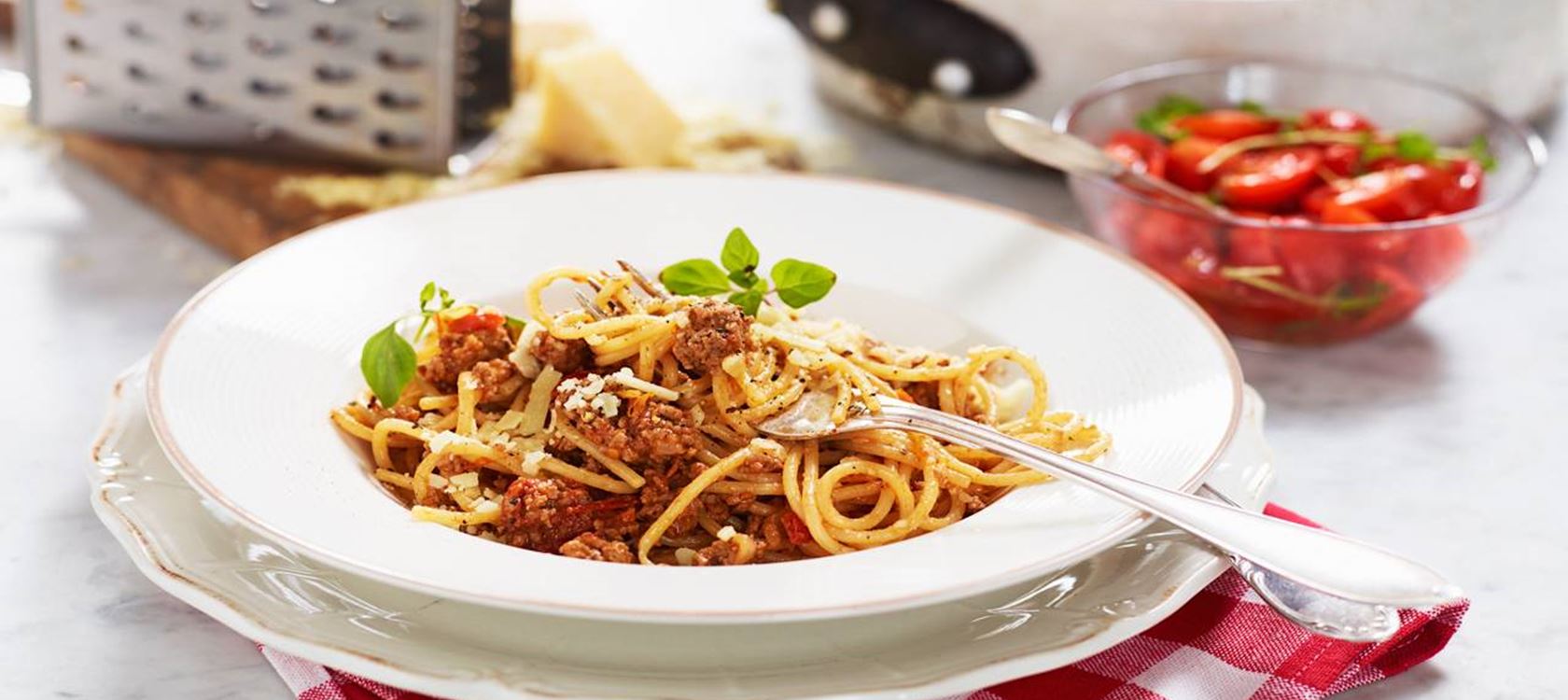 Spagettia ja jauhelikastiketta