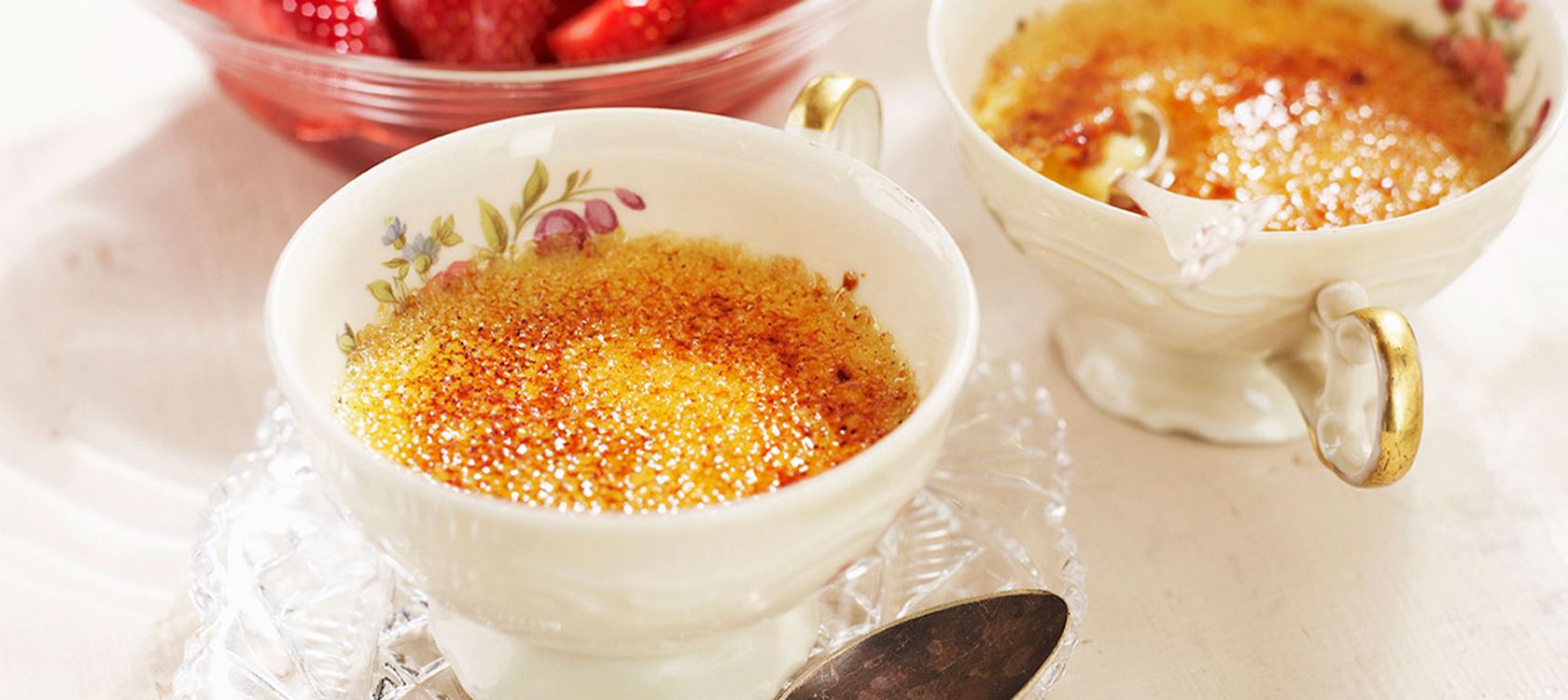 Creme brulee ja mansikkasurvosta