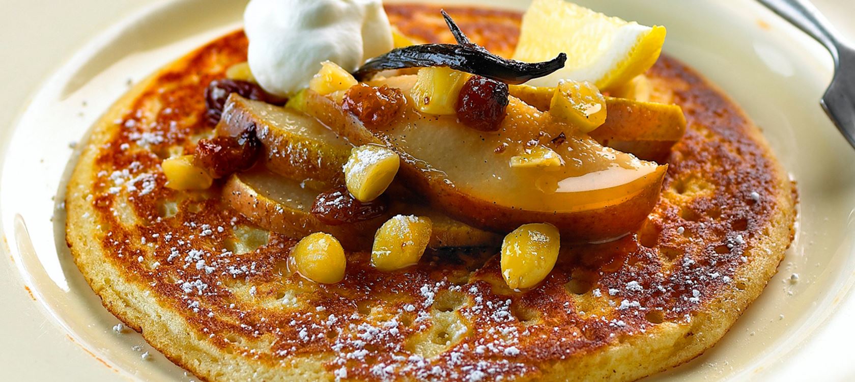 Paksut pannukakut ja päärynäkompotti