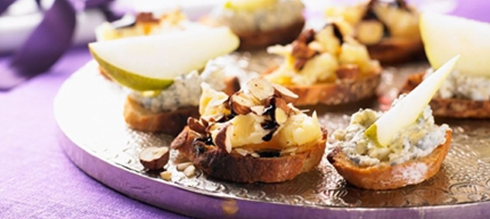 Homejuusto-päärynäcrostinit