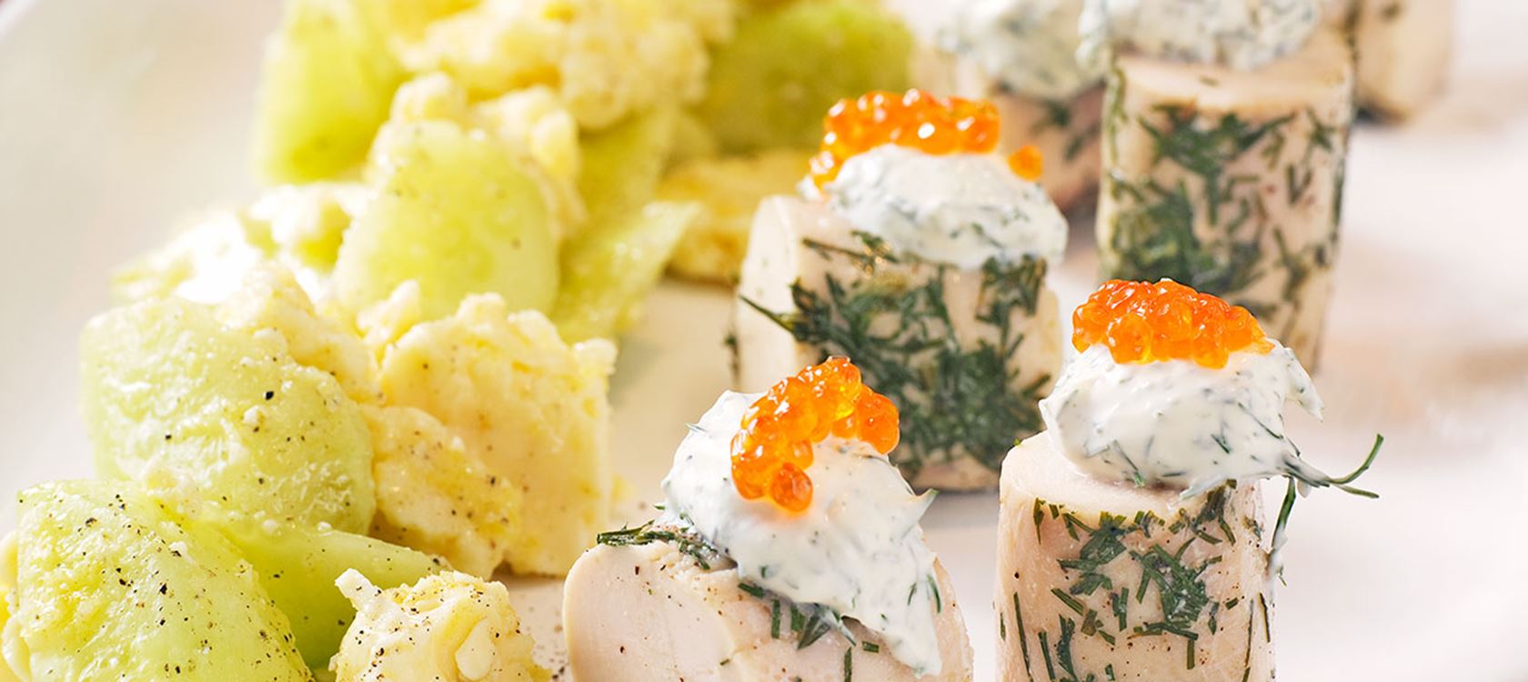 Broileria ja tillillä maustettua crème fraichea