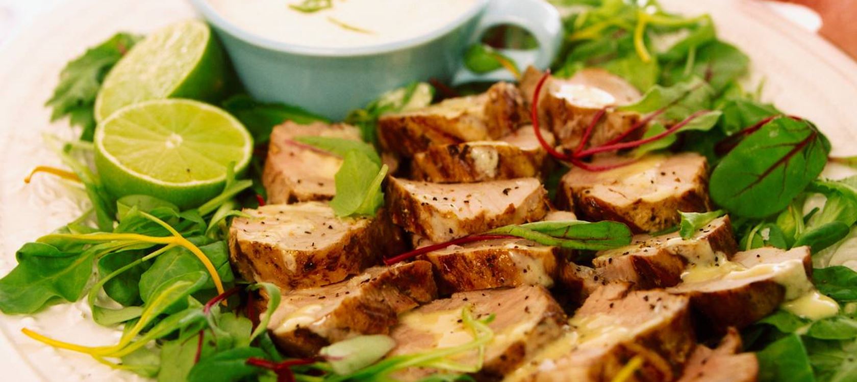 Grillattu porsaanfilee ja limetti-jogurttikastike