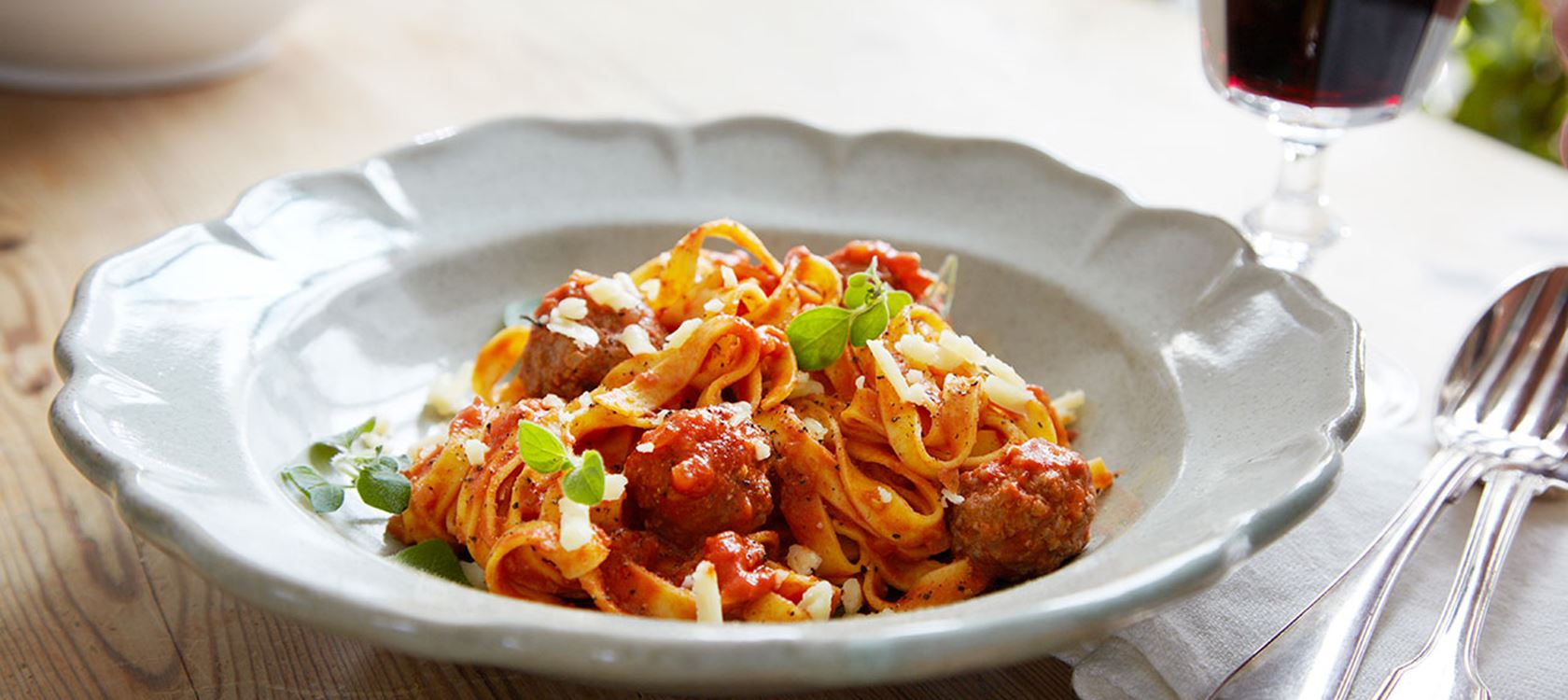 Fettuccine-pastaa ja vasikanlihapullia tomaattikastikkeessa