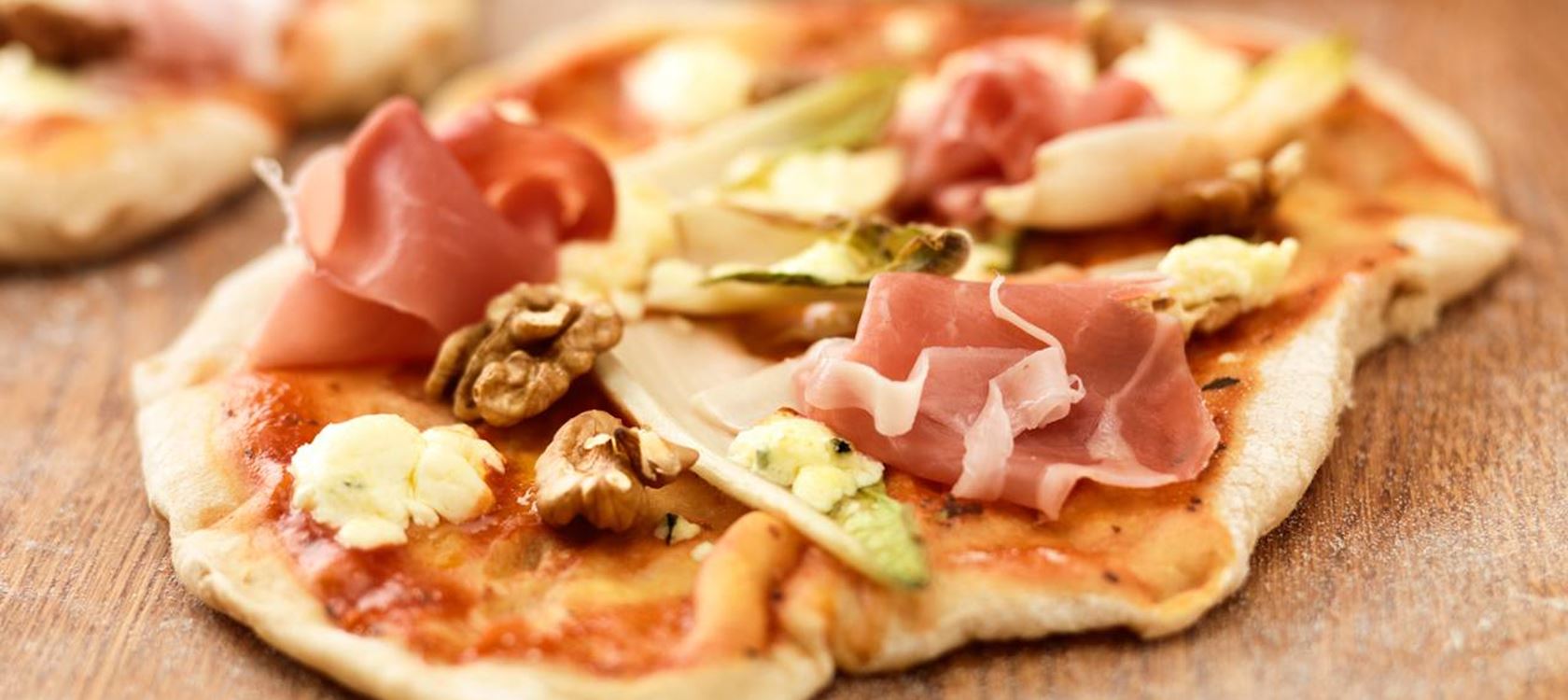 Sinihomejuusto-kinkkupizza