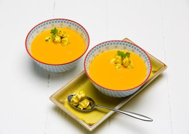 Porkkanasosekeitto curry-korianterijuustolla