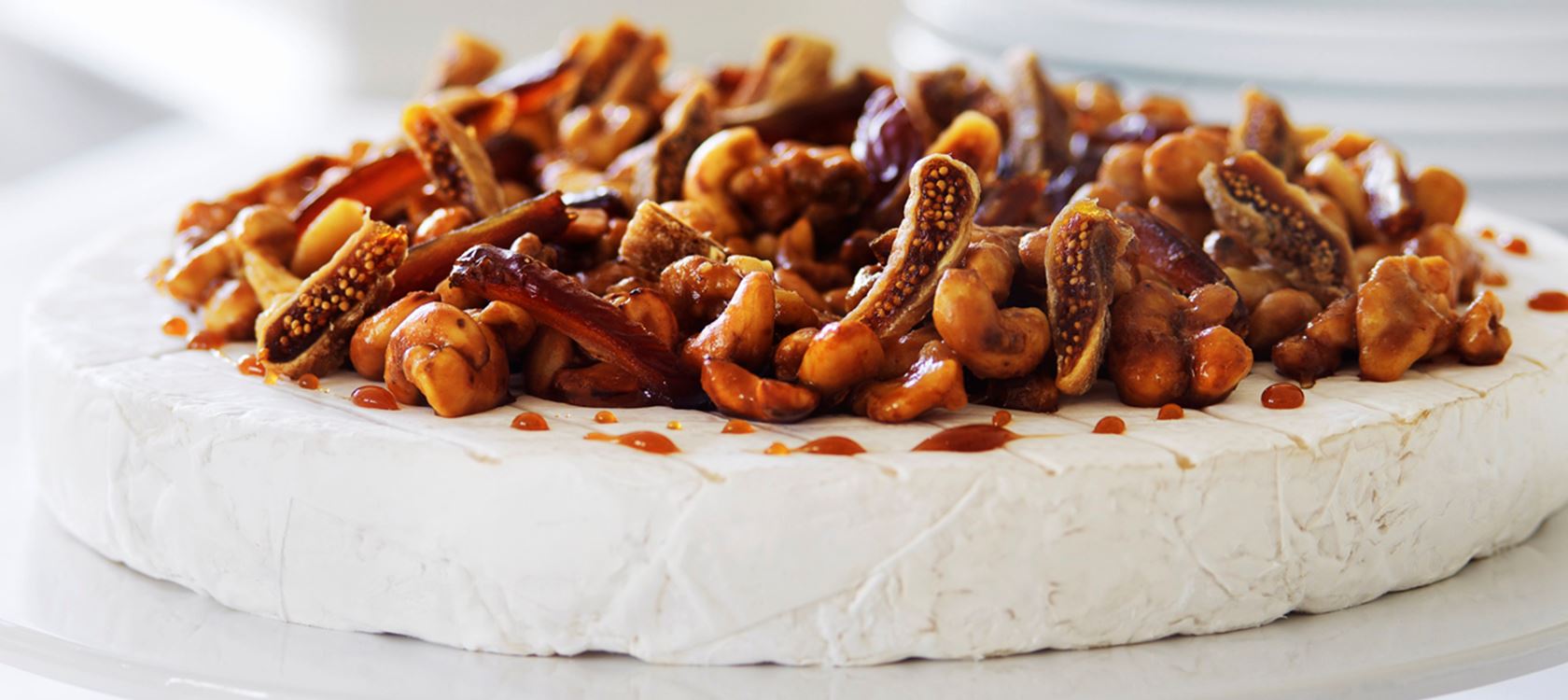 Brie-juustokakku pähkinöillä ja viikunoilla
