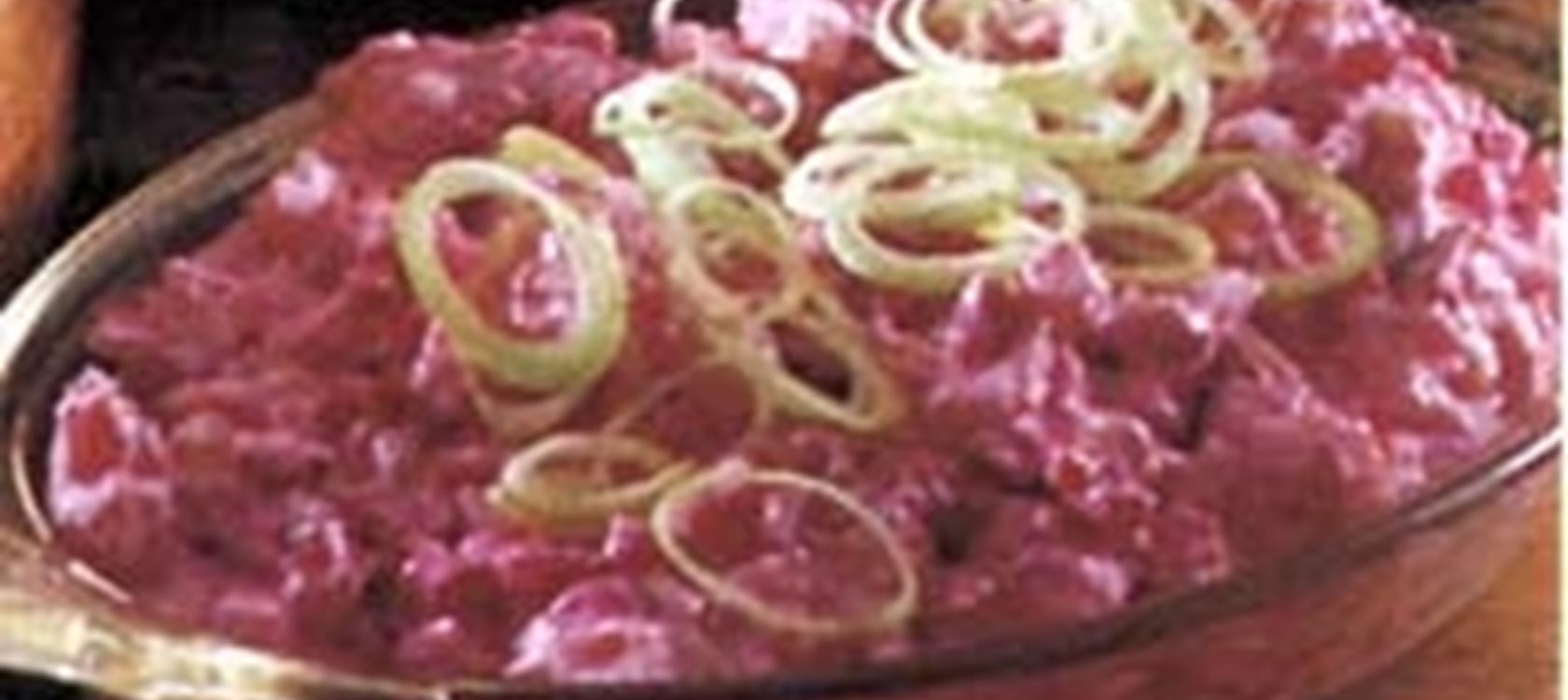 Punajuuri-piparjuurisalaatti
