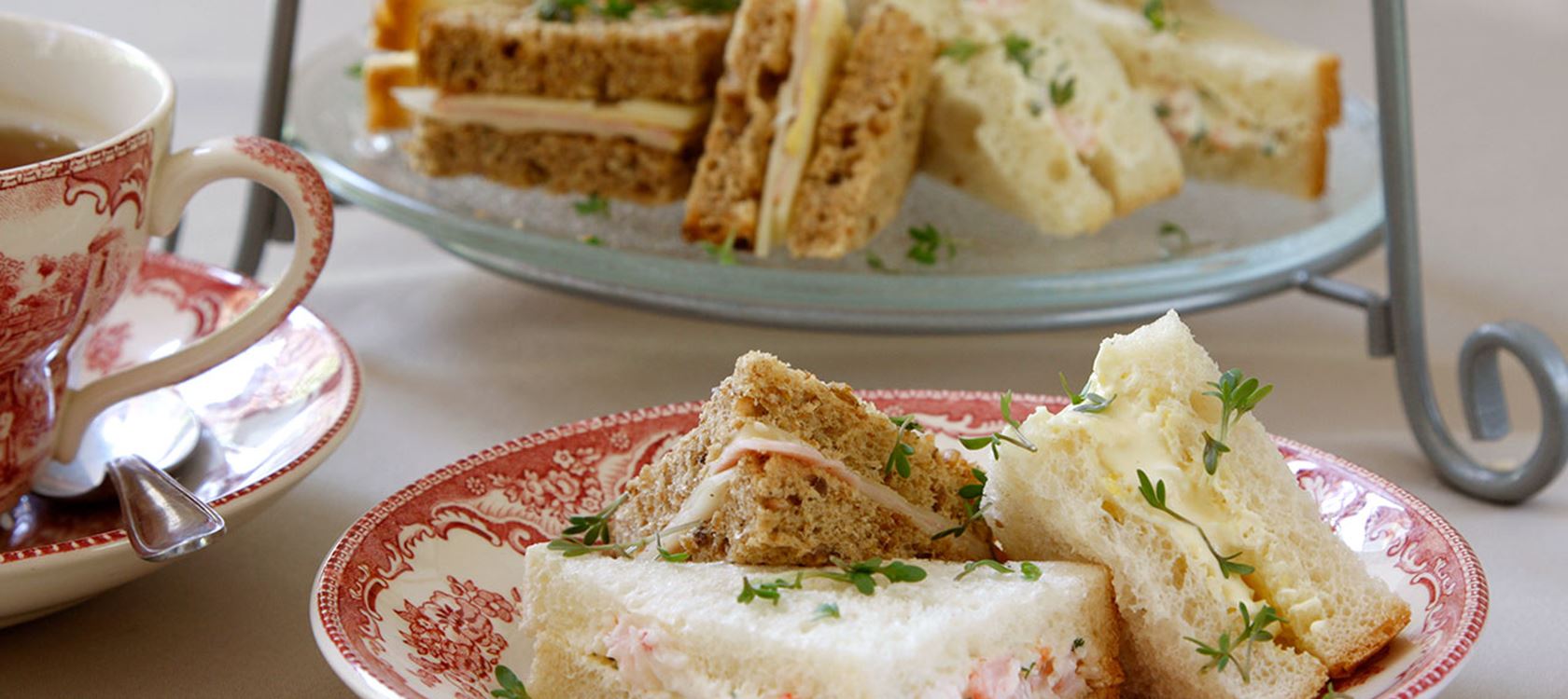 Juusto-kinkku-, muna- tai katkaraputäytteiset sandwichit