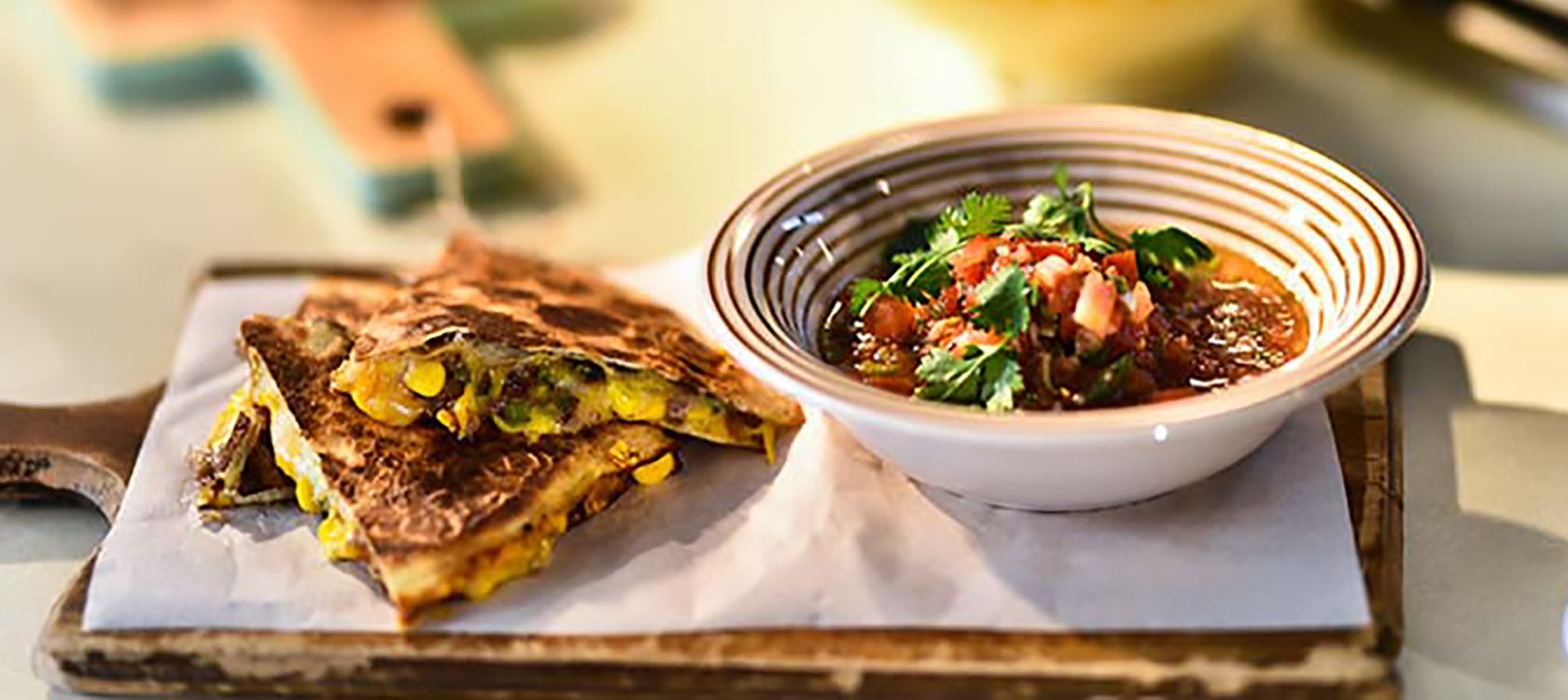 Quesadillas με χοιρινό, πράσινη πιπεριά, καλαμπόκι και τυριά
