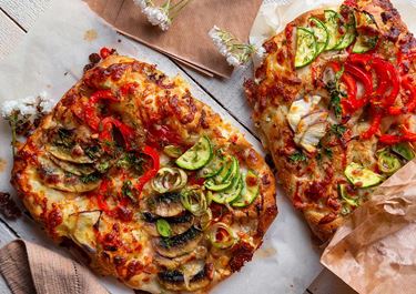 Pizza καλοκαιρινή με τυριά & λαχανικά