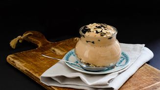 Hazelnut latte pudding με topping granola & αποξηραμένα blueberries