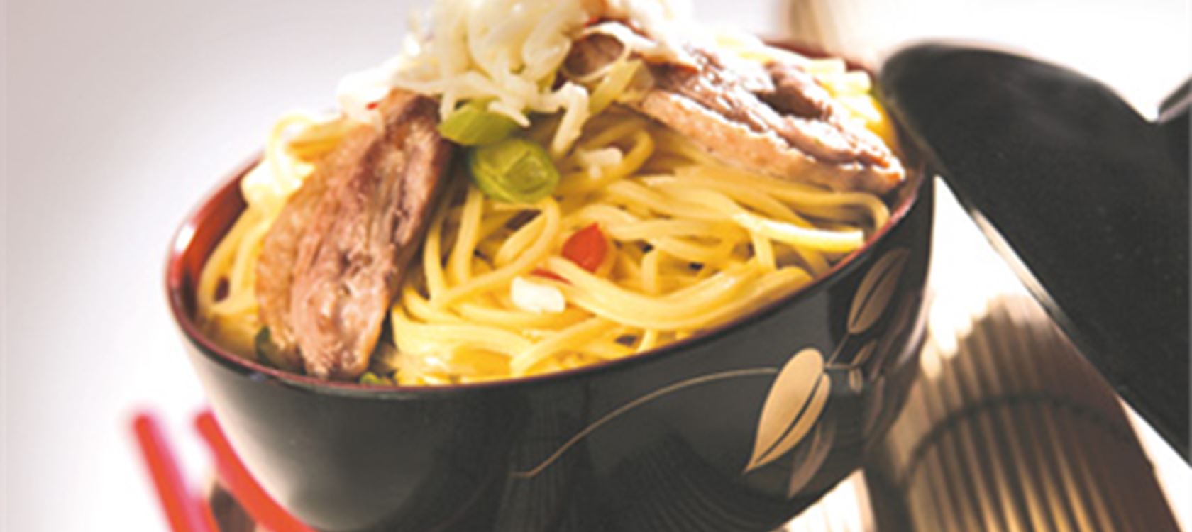 Noodles στο γουοκ με κόκκινη πιπεριά και φιλέτο πάπιας
