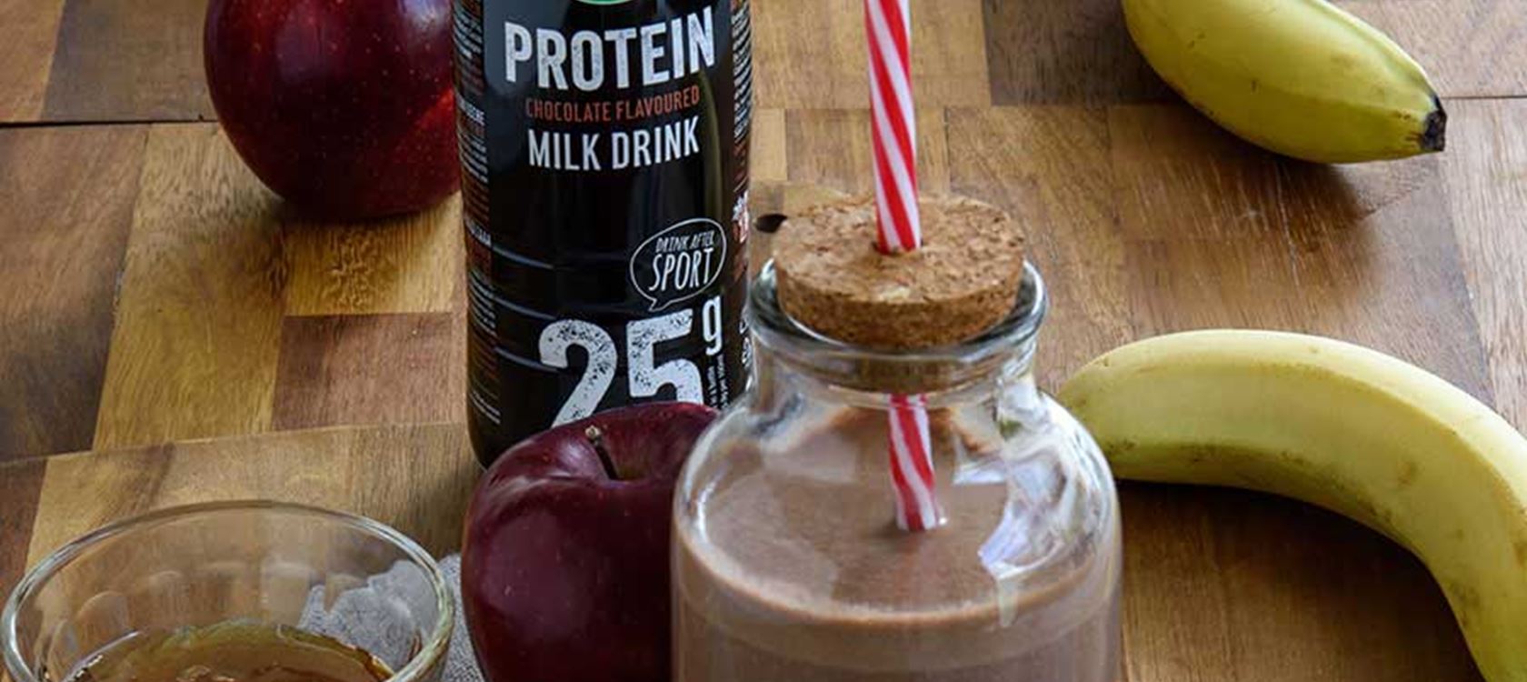 Smoothie με chocolate milk, μπανάνα, μήλο και επιδόρπιο γάλακτος