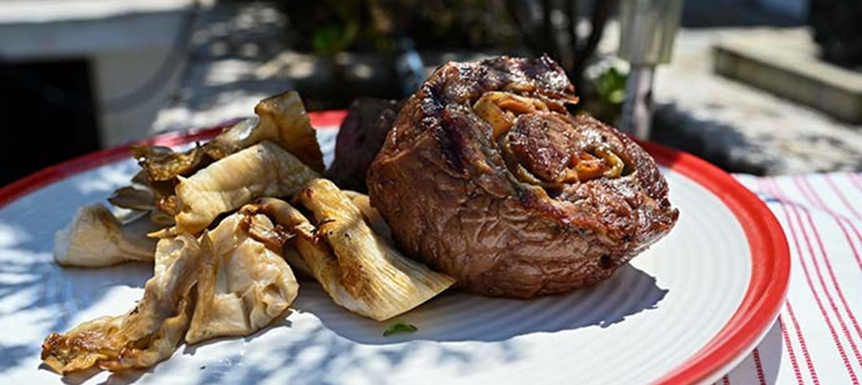 Μοσχαρίσια ρολάκια γεμιστά στο BBQ