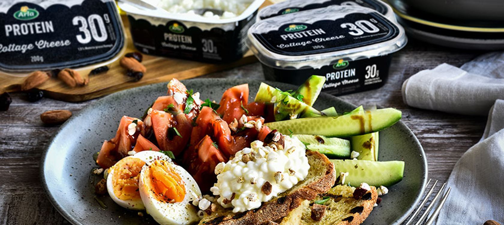 Ελαφριά σαλάτα brunch με φρυγανισμένο ψωμί και Arla Protein cottage cheese
