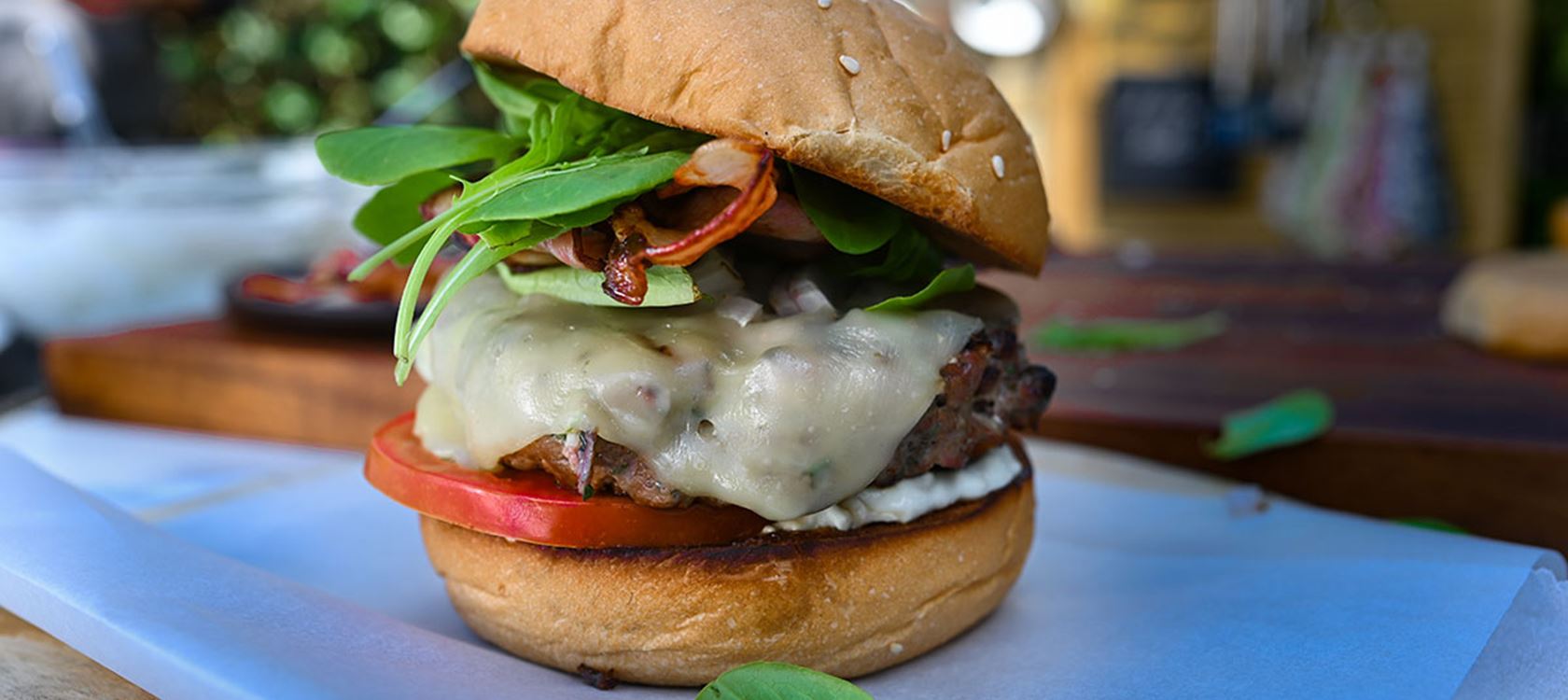 Burger μοσχαρίσιο με blue cheese sauce