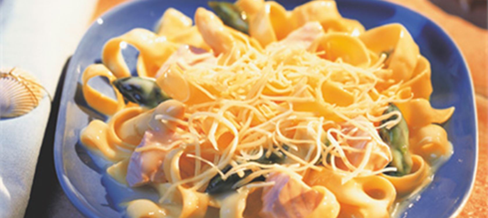 Fettuccini με σολομό και σπαράγγια