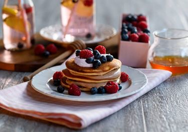 Pancakes με ταχίνι, μέλι και φρούτα