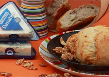 Ψωμί με καρύδια και μπλε τυρί Danablu