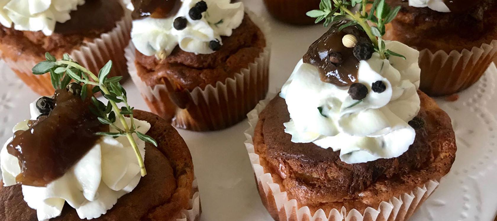 Αλμυρά muffins με καραμελωμένα κρεμμύδια