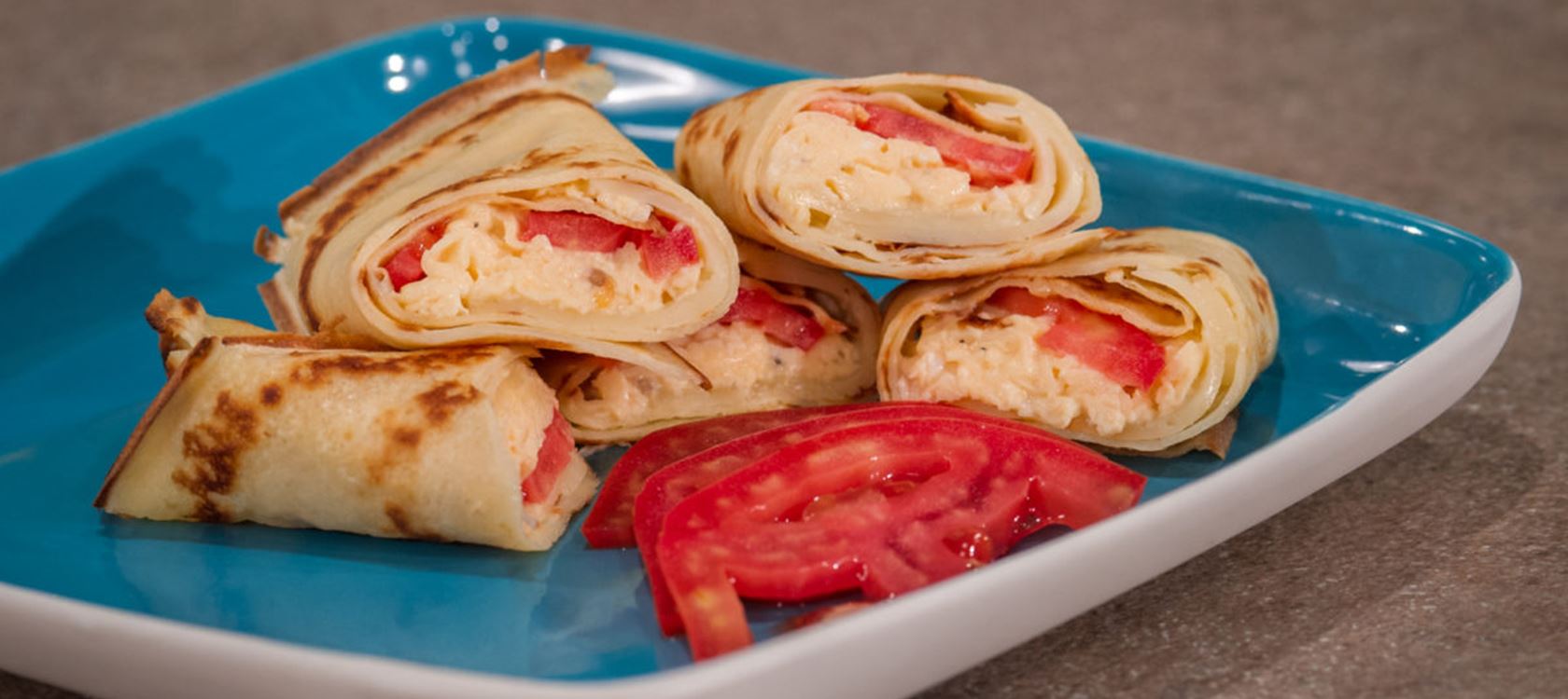 Κρέπα γεμιστή με ομελέτα, ντομάτα και Arla Havarti