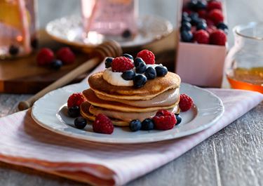 Pancakes με ταχίνι μέλι & φρούτα