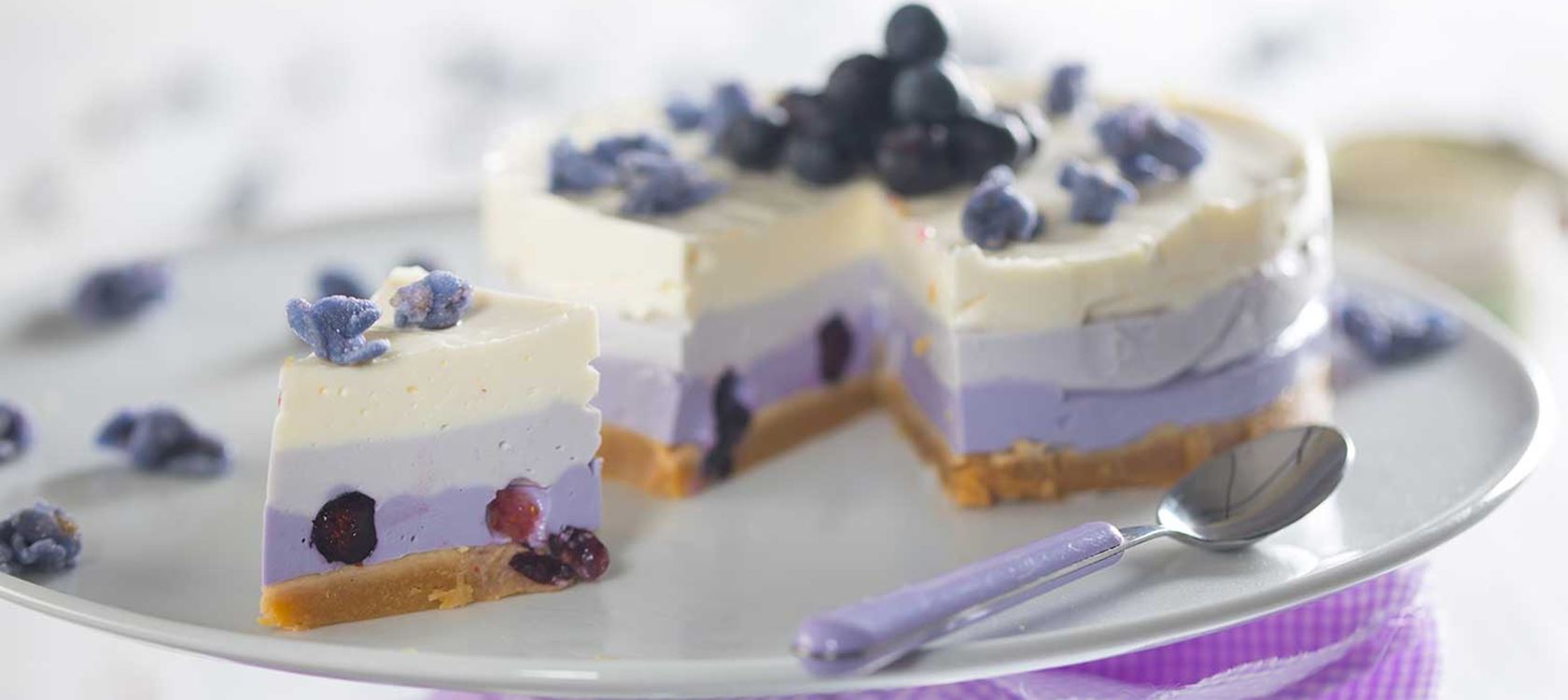 Πολύχρωμο cheesecake με μύρτιλα